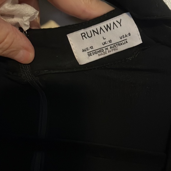 RUN WAY DRESS - Picture 6 of 7